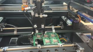 ইনলাইন PCB ডিপ্যানেলিং রাউটার মেশিন সহ PCBA আনলোডিং অন ট্রে PCB মিলিং মেশিন
